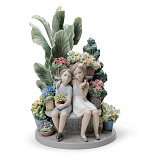 Фигурка Lladro Секретничая в парке 19х30 см, фарфор